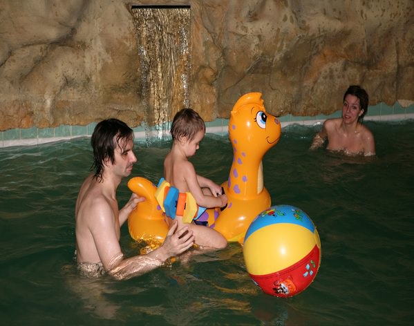 Zdjęcia rodzinny nudyzm premium dorośli i młodzi nudyści w basenie (set 13) | Photo family nudism premium adults and young nudists in the pool [Kolekcja Naturyzm]